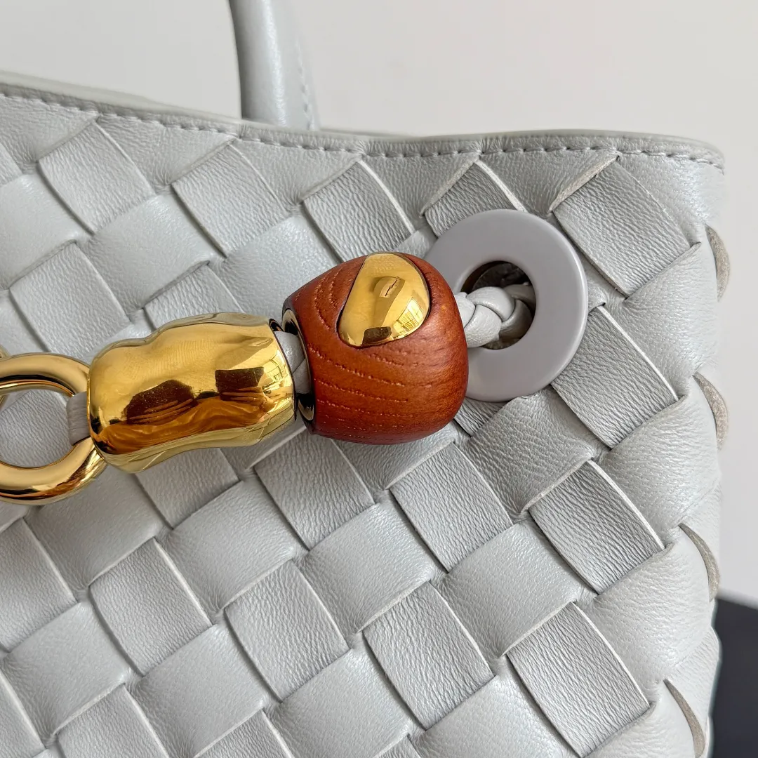 The new Andiamo batch of 3060 BV is shipped‼ ️The classic intercciato weaving process is used to create a soft bag, the metal knot is made of micro-cast aluminum using jewelry technology🪢, and the decorative beads are made of metal and hand-polished oak, allowing you to jump repeatedly between elegance and fun💃, making it unpredictable. Classic and versatile, it shows off your temperament, and the bag has a large capacity, making it very convenient for daily commuting! It has a variety of carrying methods, the shoulder straps can be adjusted by yourself, the original lambskin feels soft and delicate, and the unisex style breaks gender boundaries and brings a more practical and long-lasting use experience. The Andiamo, which has both elegant and casual styles, perfectly interprets the "fashionable old money style". Style number: 743568+wood hardware Color: silver gray Size: 25*22*10.5cm